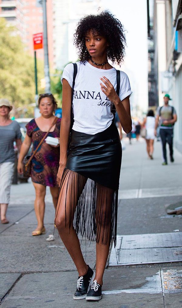 Saias de franja: como usar a peça statement que transforma qualquer look
