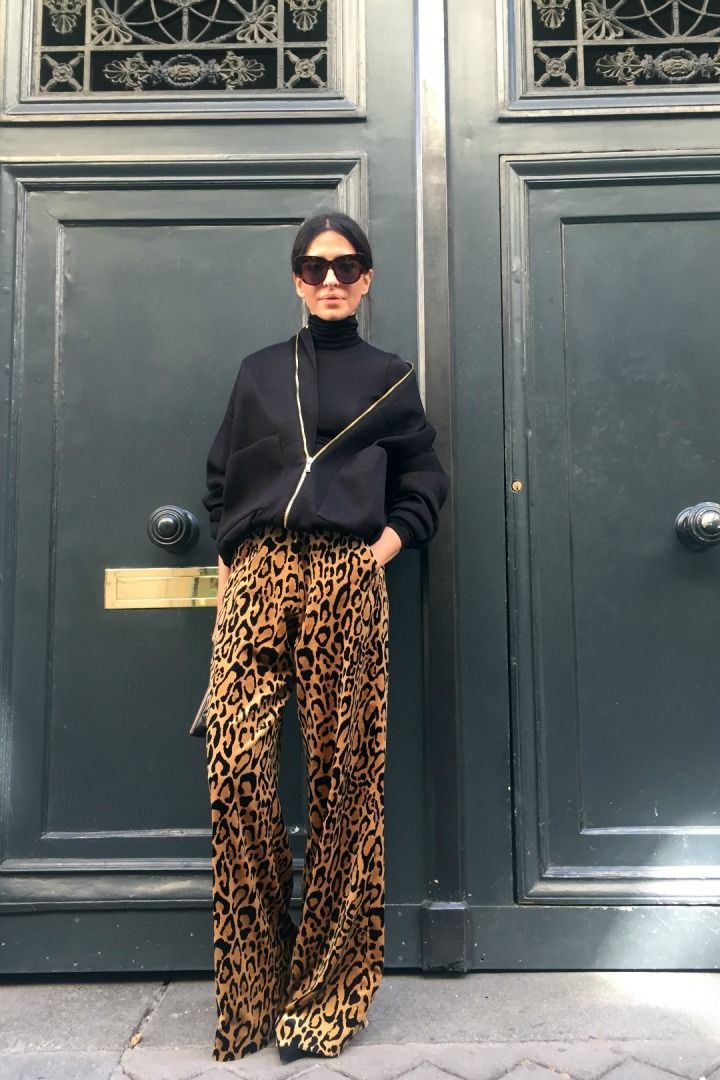 Calça animal print: como usar a tendência que transforma qualquer look