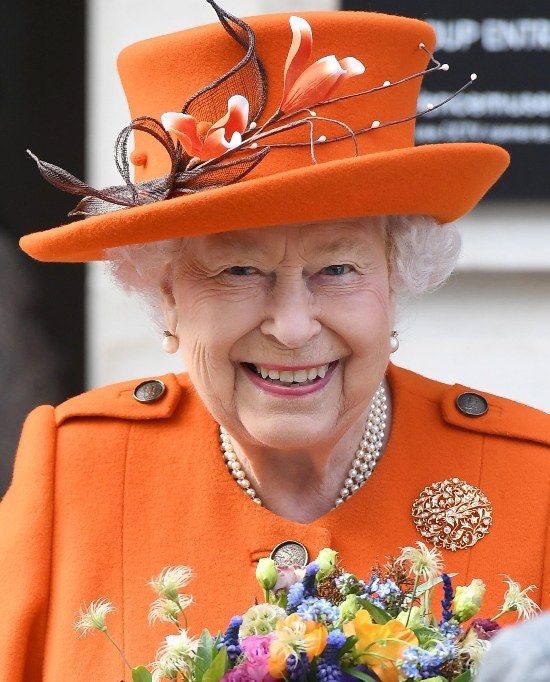 O estilo da Rainha Elizabeth II: da juventude elegante aos looks icônicos e coloridos