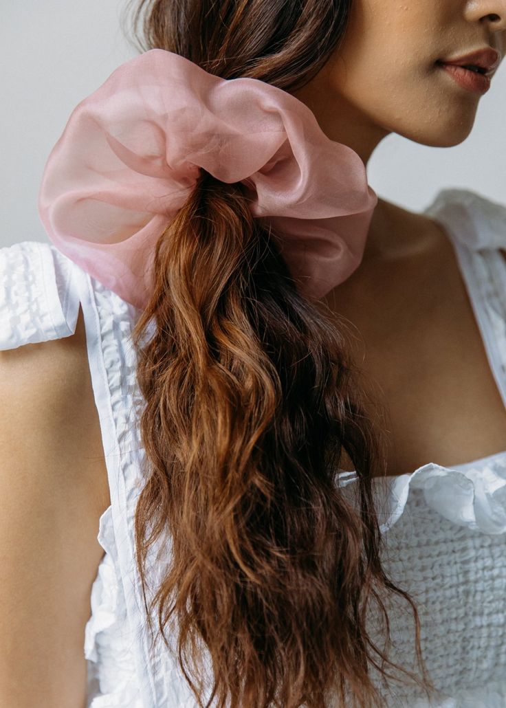 Scrunchies e Mega Scrunchies: O Acessório Retrô que Está de Volta.