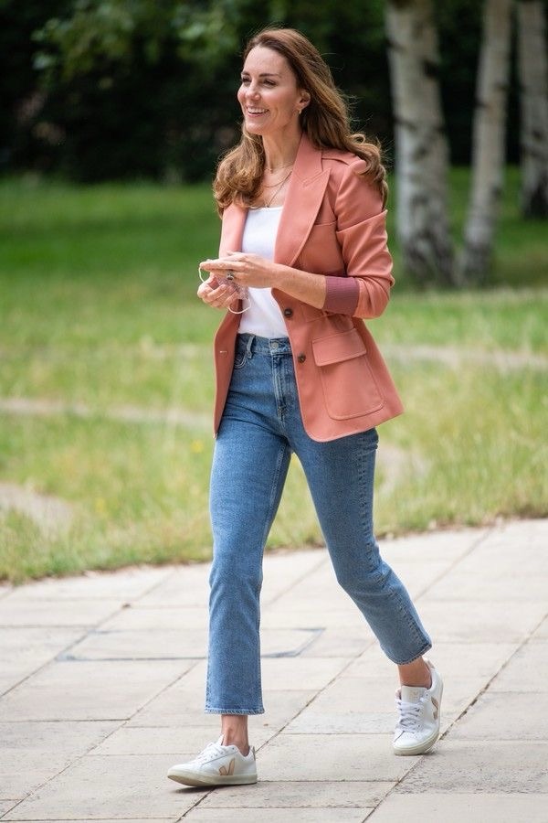 Inspirações de look com tênis para o escritório
