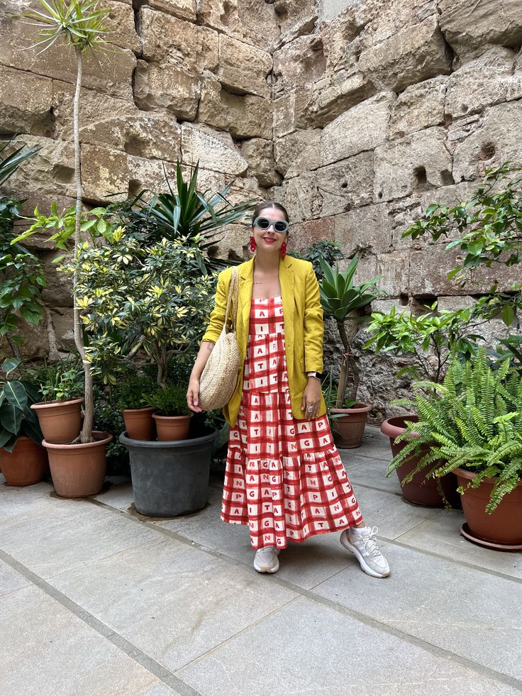 Como usar vestidos com tênis e criar looks confortáveis e estilosos