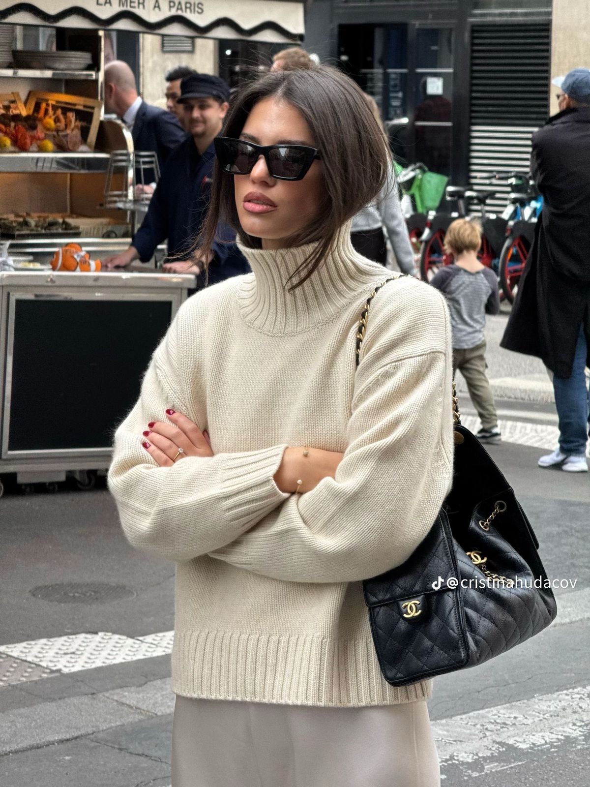 Cabelo por dentro da gola alta: o truque de styling que está dominando os looks de inverno
