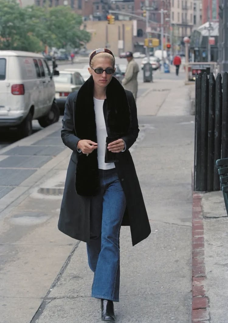 Quem foi Carolyn Bessette e por que seu estilo ainda influencia a moda