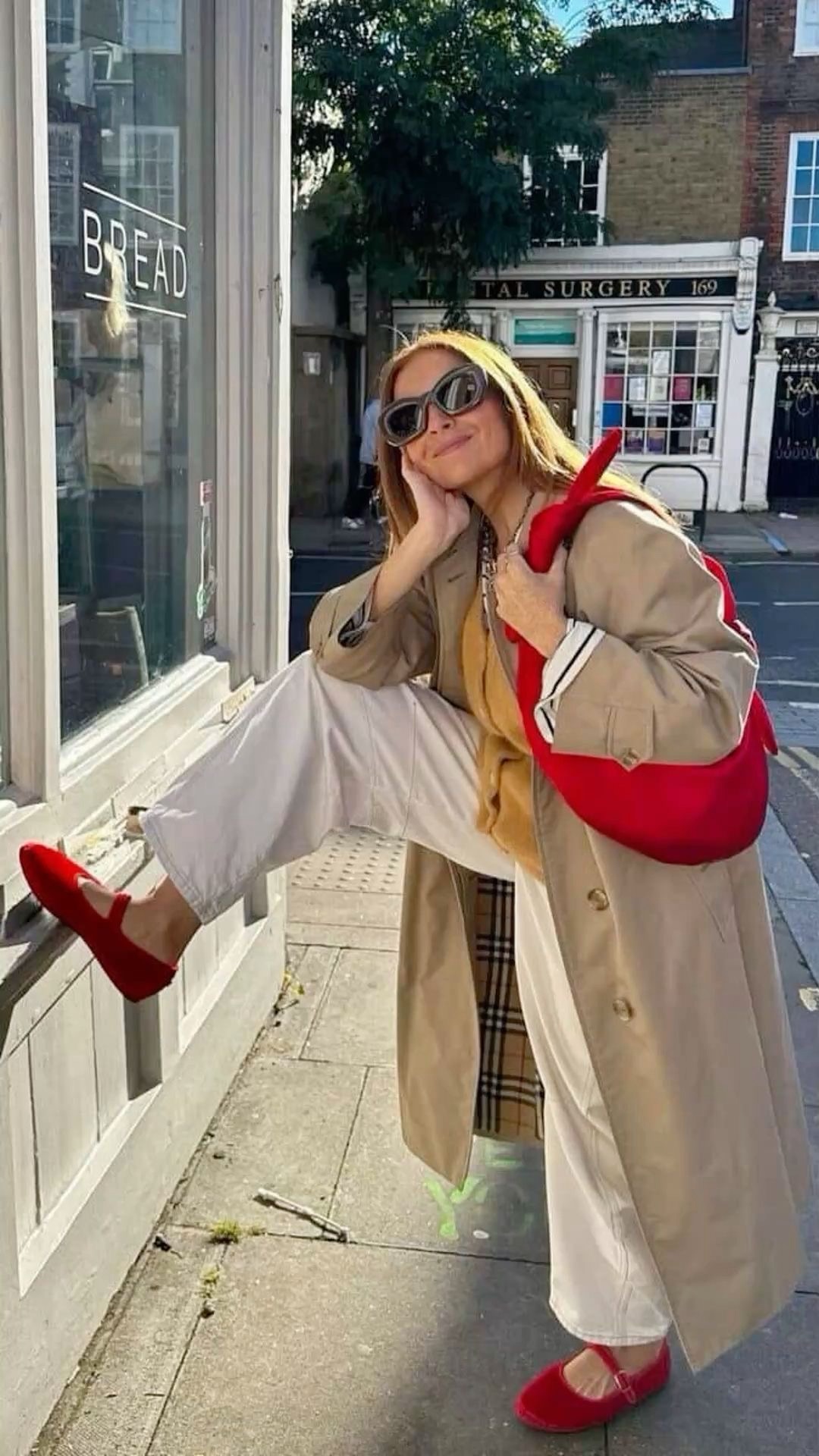Ponto de cor vermelho: o truque de styling que transforma qualquer look básico