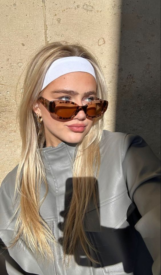 Acessórios de cabelo dos anos 90: tiaras, bandanas e como usar a tendência